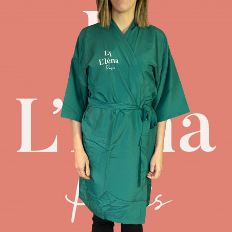 Kimono vert polyester L'Iéna Paris (modèle sur fond rose L'Iéna)